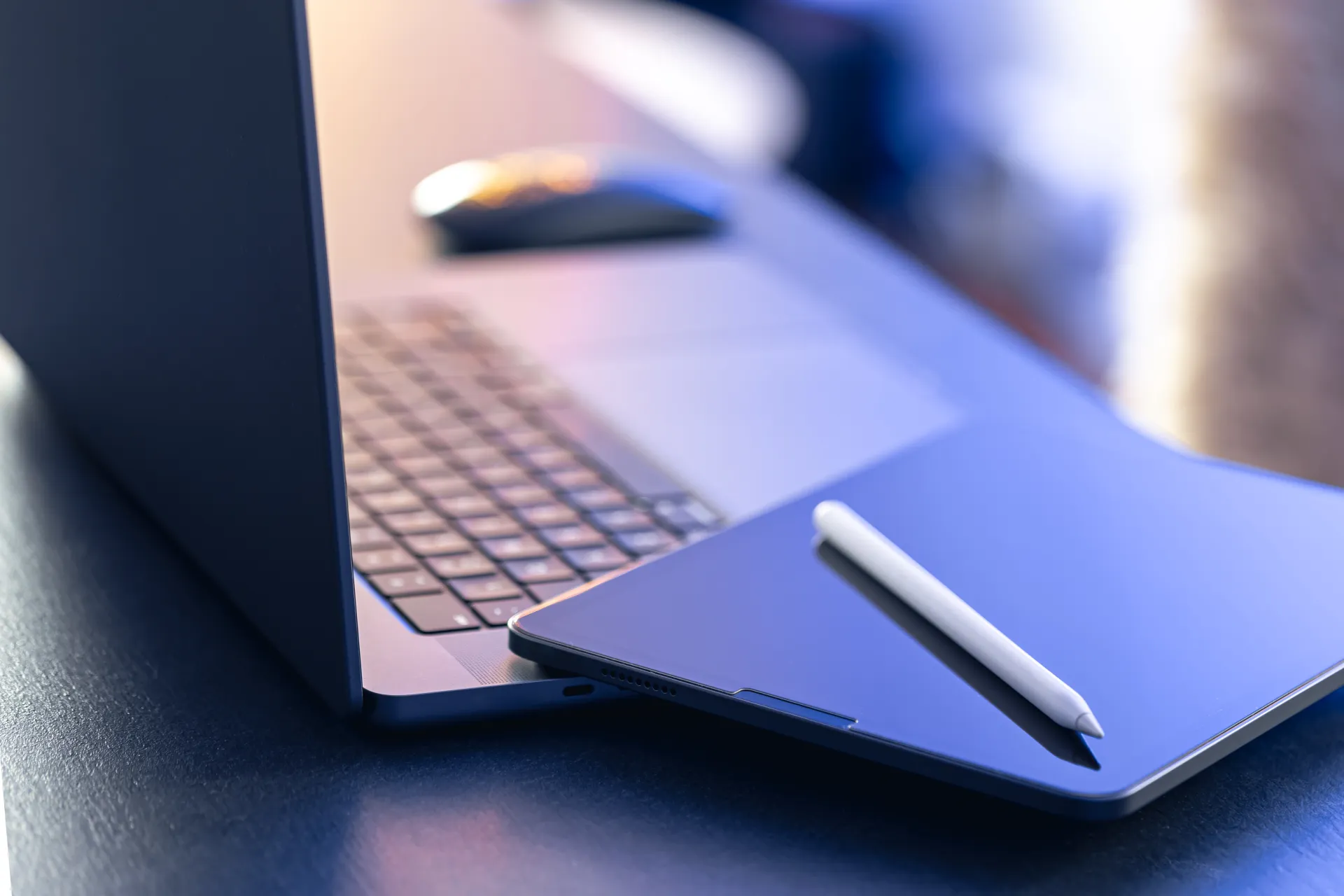 digital-tablet-stylus-pen-laptop-desktop-close-up